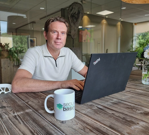 Albert Spanjer achter een Microsoft Surface laptop